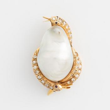 Hänge, 18K guld med barockformad pärla och motiv i form av orm med briljantslipade diamanter.