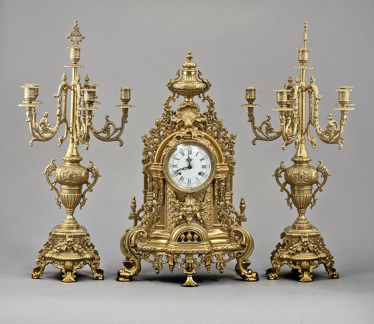 GARNITYR, 3 delar, gulmetall, Louis XVI-stil, 1900/2000-tal.