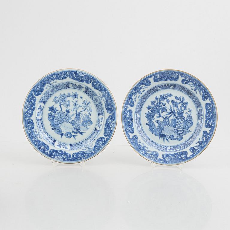 A set of eight Chinese export porcelain plates and two chargers, Qing dynasty, Qianlong (1736-95).