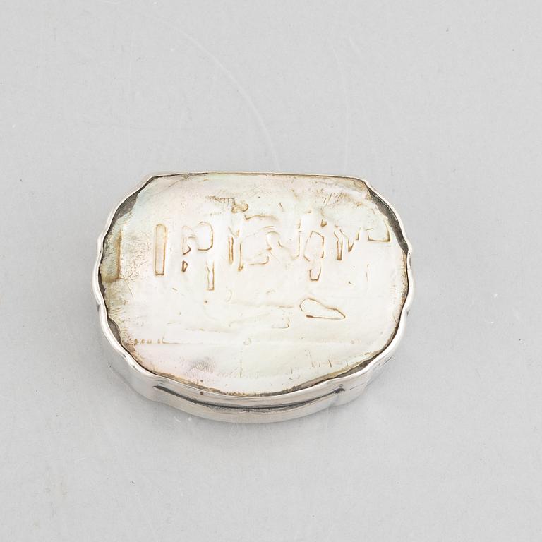 Box, silver and mother-of-pearl, Northern Europe, 18th century.