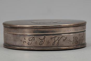 DOSA, silver, Sverige, ostämplad, graverad dat 1819. Vikt ca 135 gram.