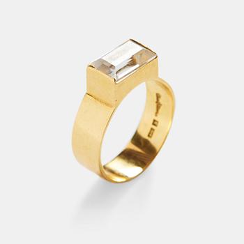 93. Wiwen Nilsson, A Wiwen Nilsson 18K gold ring with a facet cut rock crystal, Lund Sweden 1964.