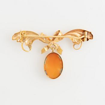 18K gold and shell cameo brooch.