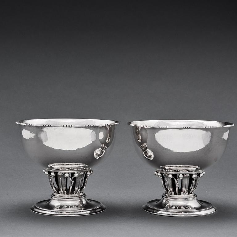 Georg Jensen, skålar 2 st, Köpenhamn  1915-1927 (otydligt), 830/1000 och 925/1000 silver, designnr 19 & 19A.