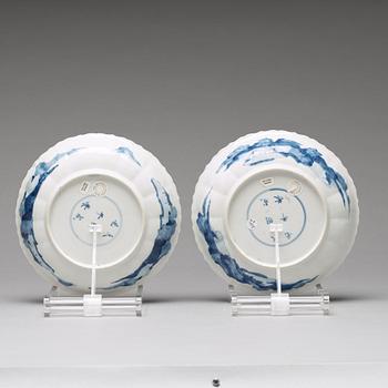 A pair of blue and white shallow plates, Qing dynasty, Kangxi (1662-1722).