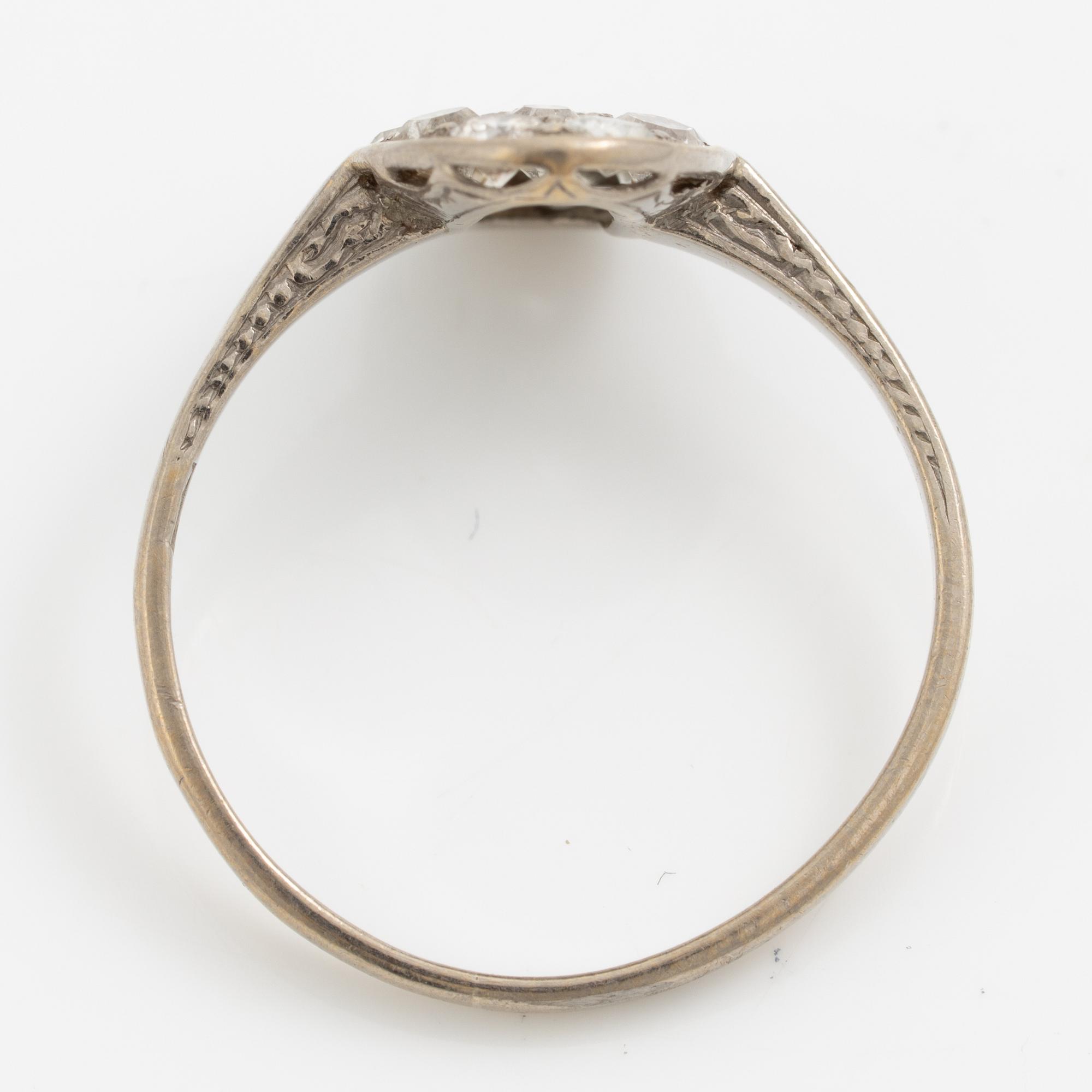 Ring platina med gammalslipade diamanter.