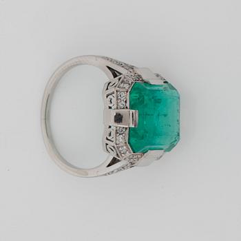 A circa 10.00 ct Columbian emerald ring.