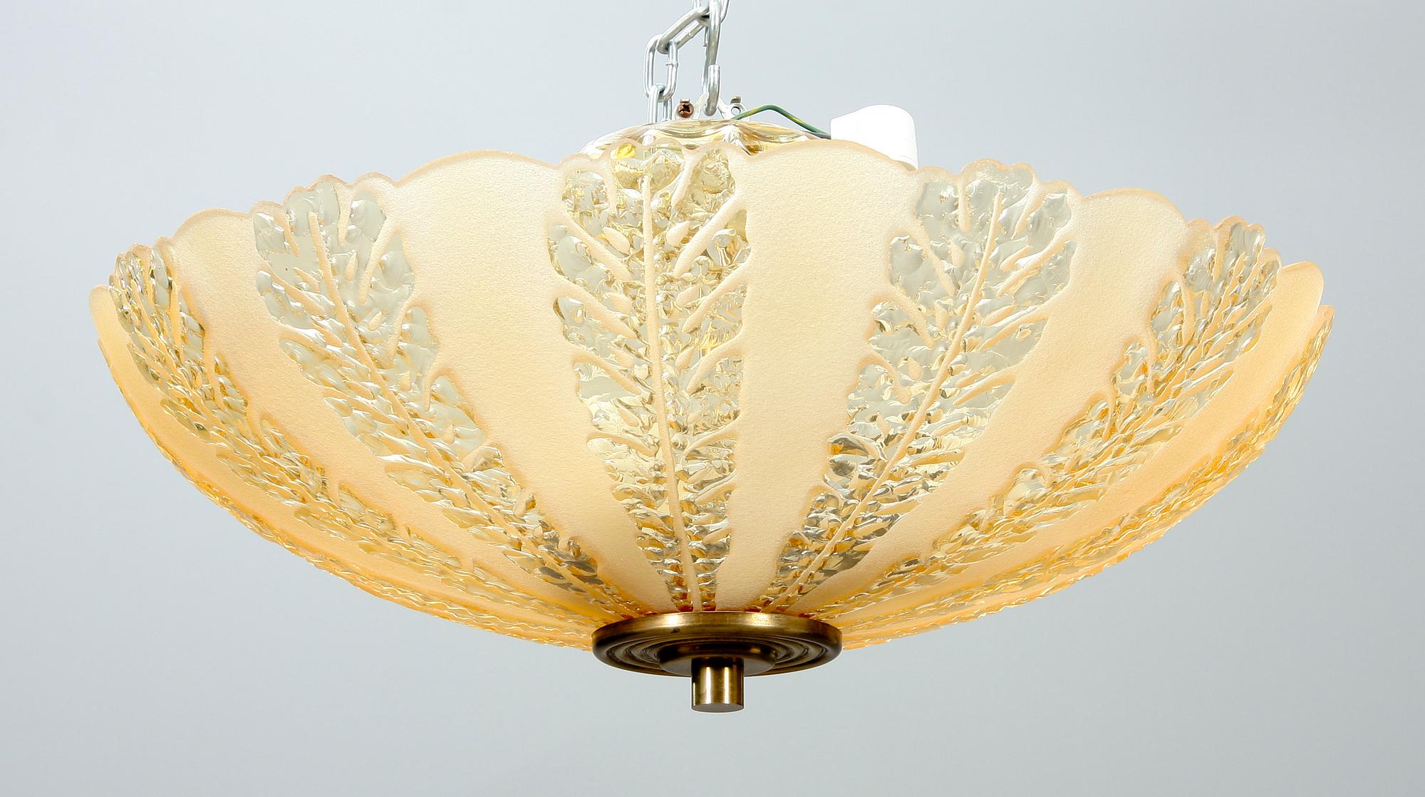 TAKLAMPA, glas. Orrefors. 1900-talets andra hälft. Diam 48, h ca 25.