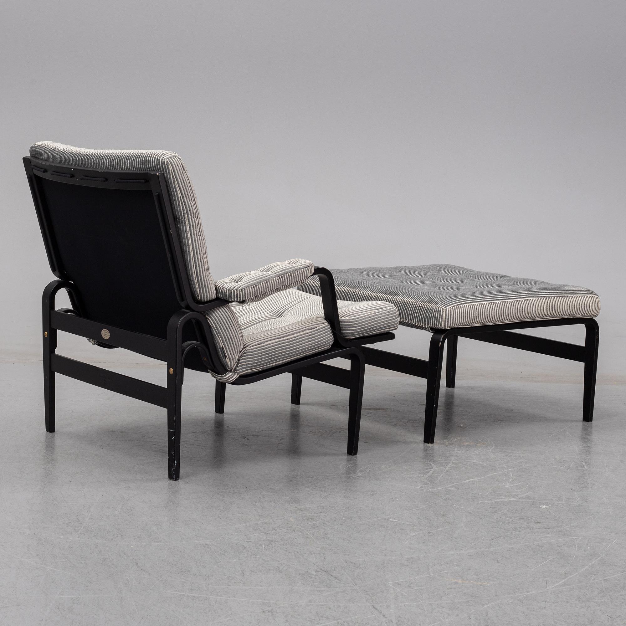 Bruno Mathsson, fåtölj med fotpall, "Ingrid", DUX. Jubileumsutgåva 2007. Plakettmärkta.