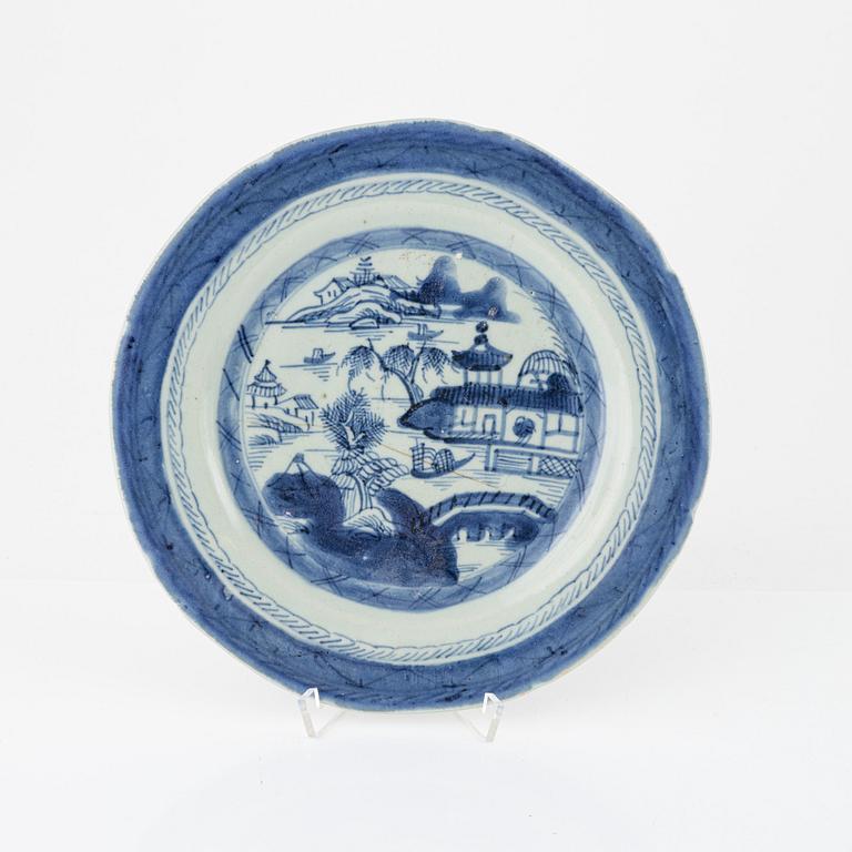 A set of 11 blue and white dinner plates and a bottle, Qing dynasty, 19th Century.