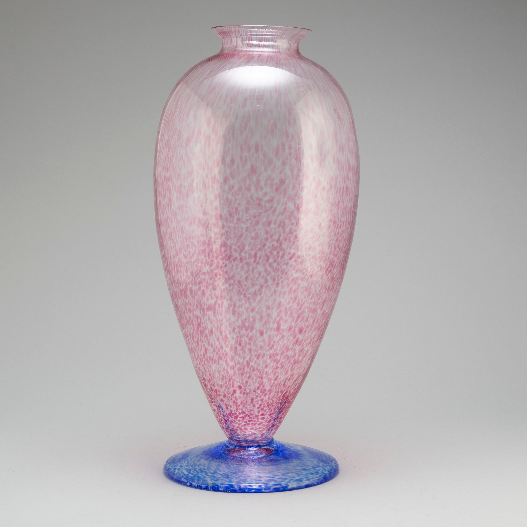 A glass vase by Lars Sestervik, Lindshammar, signed and dated 90.