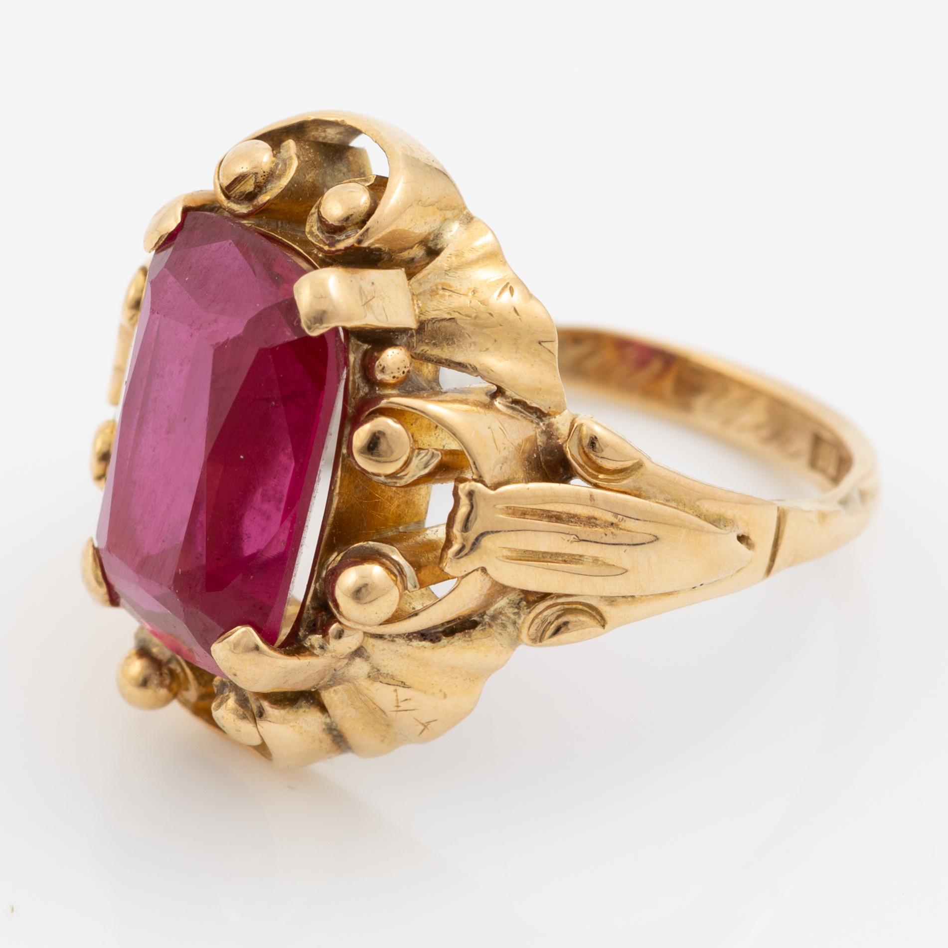 Ring 18K gold with synthetic red stone.