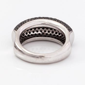 An 18K white gold ring with black diamonds ca. 1.70 ct in total.