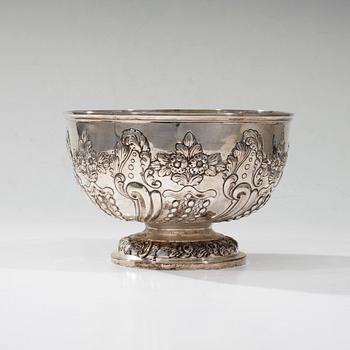 SKÅL, silver, Goldsmiths & Silversmiths Co Ltd, London 1908, finska kontrollstämplar. Vikt 353 g.