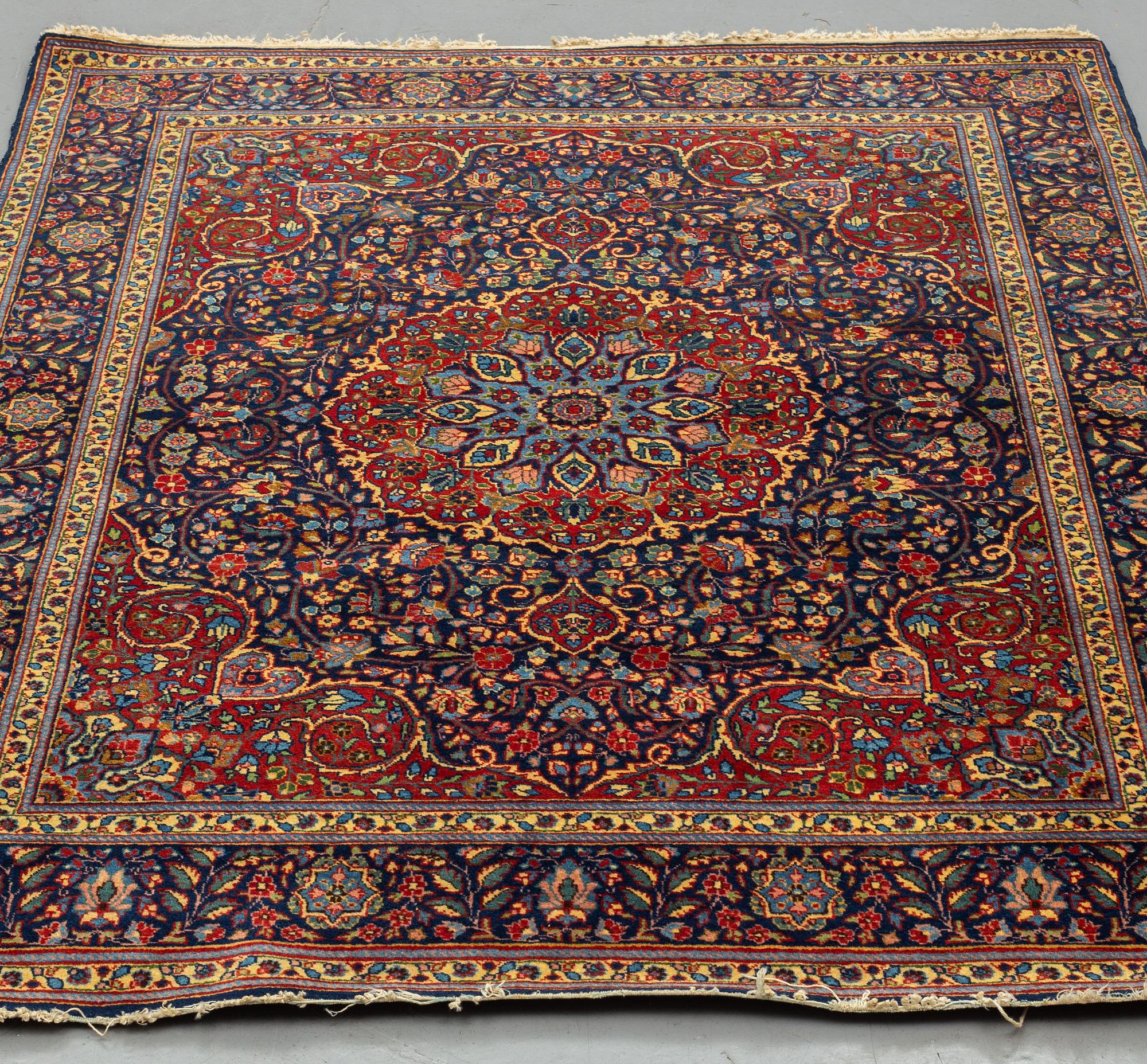 A RUG, semi-antique west persian, ca 190 x 140 cm.