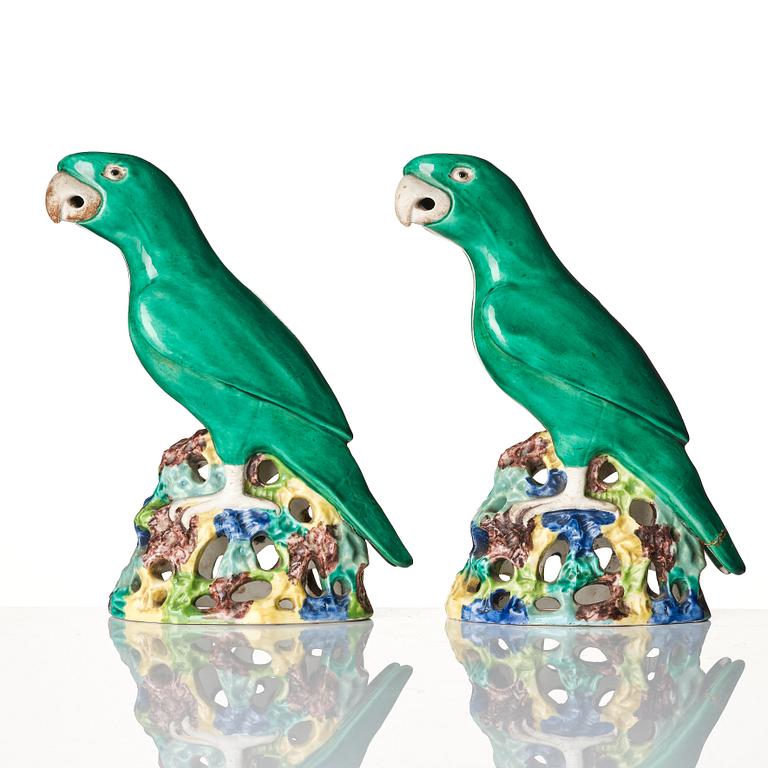 A pair of green glazed parrots, late Qing dynasty.