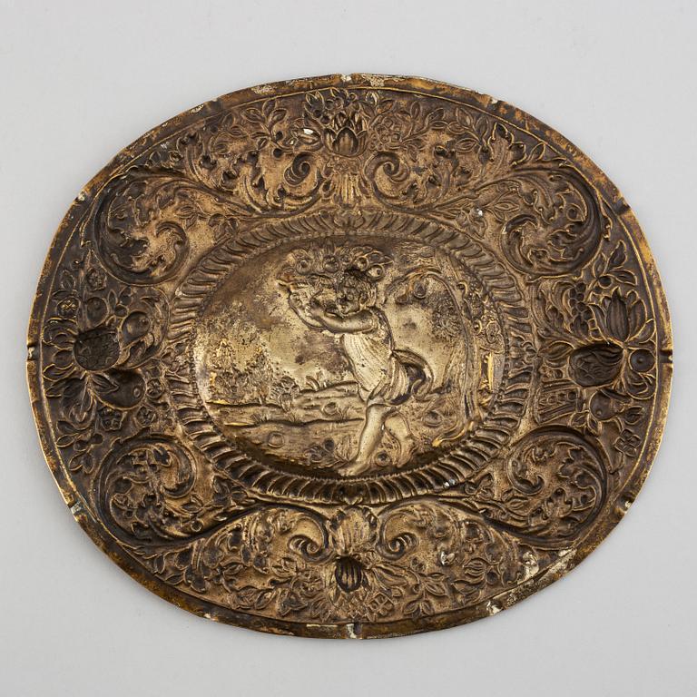Presenterfat, mässing. Barock, omkring 1700.
