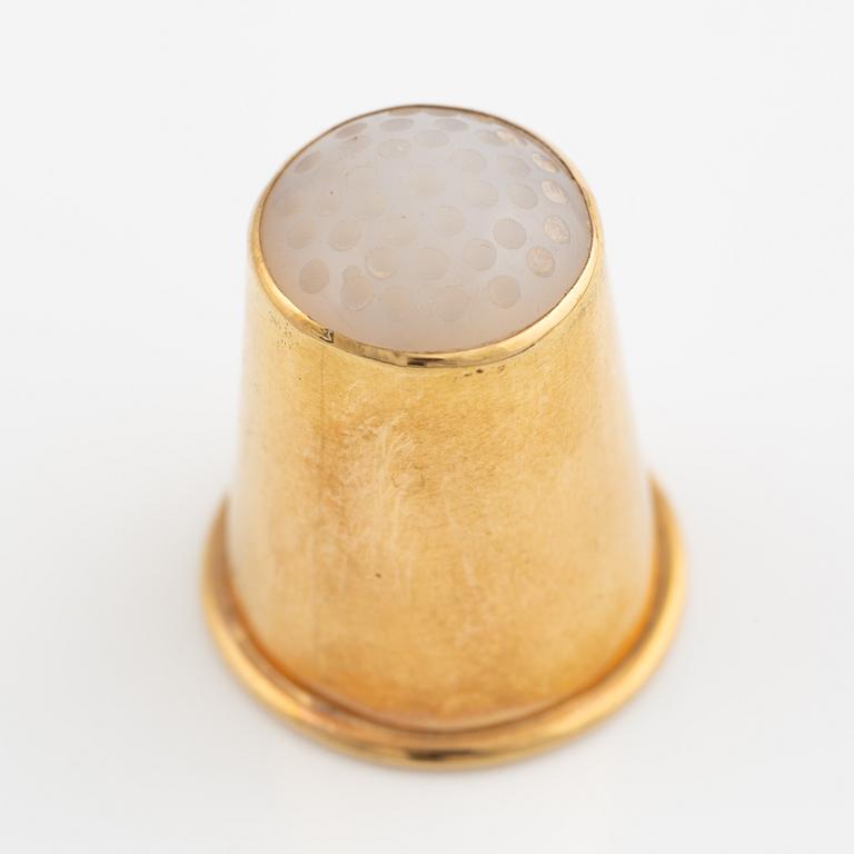 Fingerborg, 18K guld med vit sten.