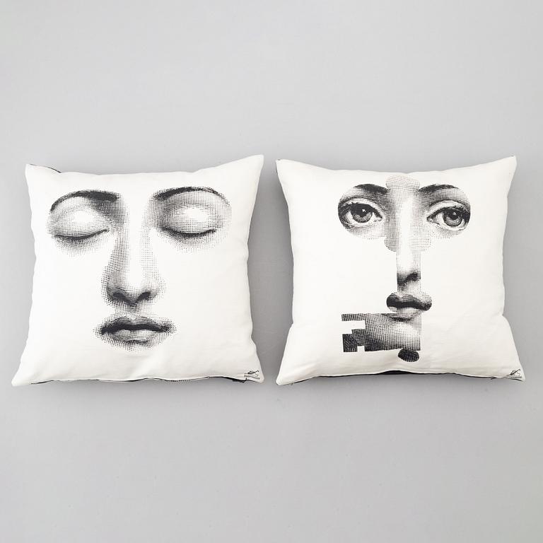 Piero Fornasetti, kuddar, ett par, "Fornasetti", FDD, saluförda av Firma Svenskt Tenn.