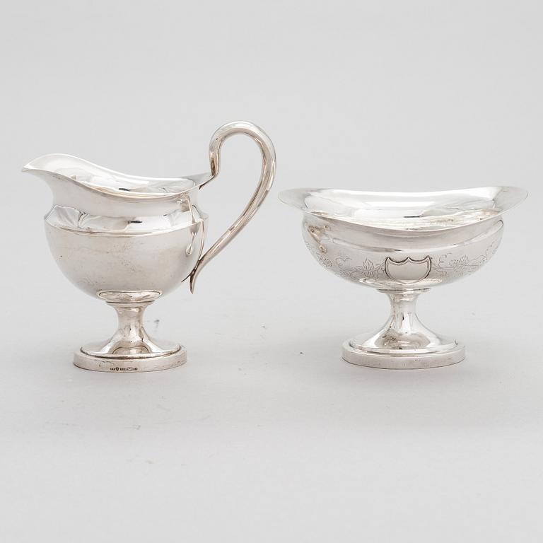 Sockerskål, silver, Dresden, Tyskland 1818 och gräddsnäcka, silver, Juho Tepponen, Helsingfors 1933.
