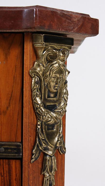 BYRÅ, gustaviansk stil.