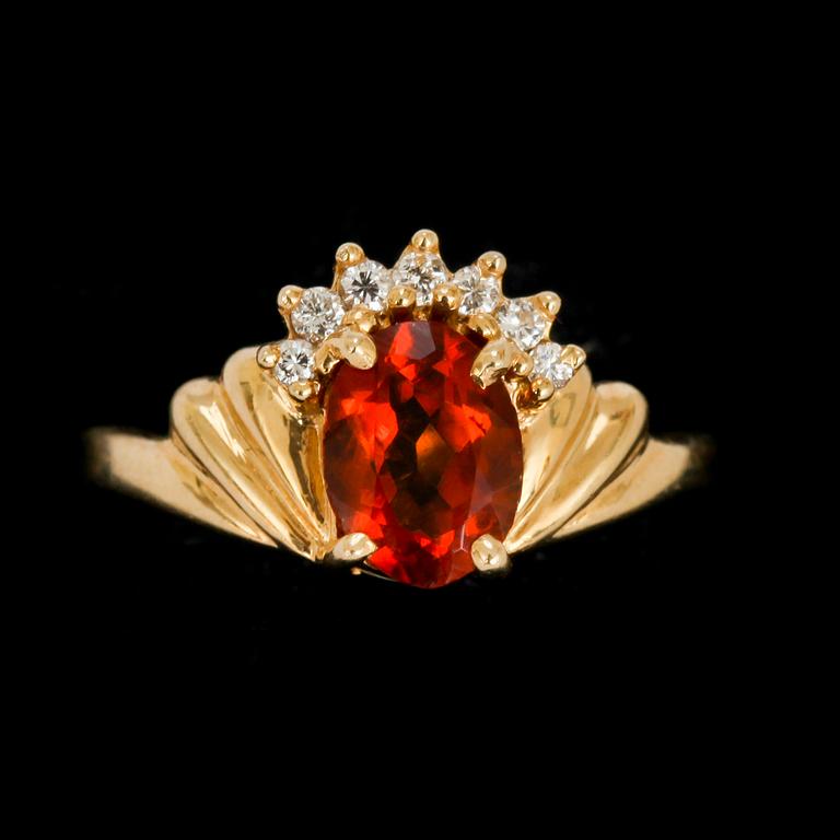RING, 14k guld med briljantslipade diamanter tot ca 0,08 ct, samt oval citrin. Vikt 3,5 g.