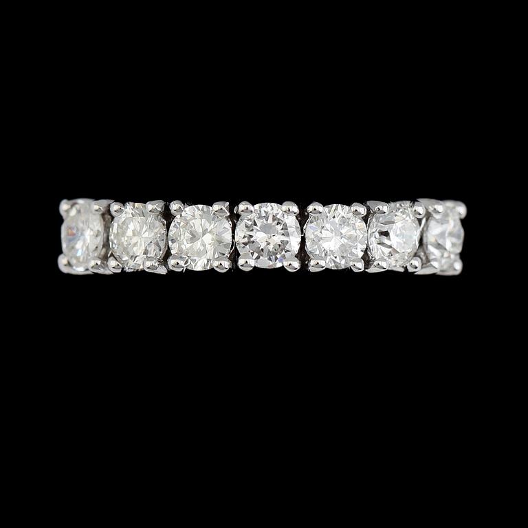 RING, 18K vitguld, 7 briljantslipade diamanter tot ca 1.33 ct.