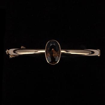 ARMRING, guld 14K med rökkvarts, Eero Rislakki, N. Westerback, Helsingfors 1975. Vikt 9,9 g.