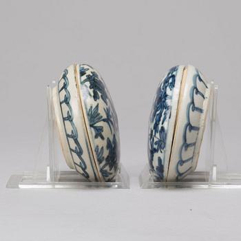 Two blue and white boxes with covers and a dish, Qing dynasty, Kangxi (1662-1722).