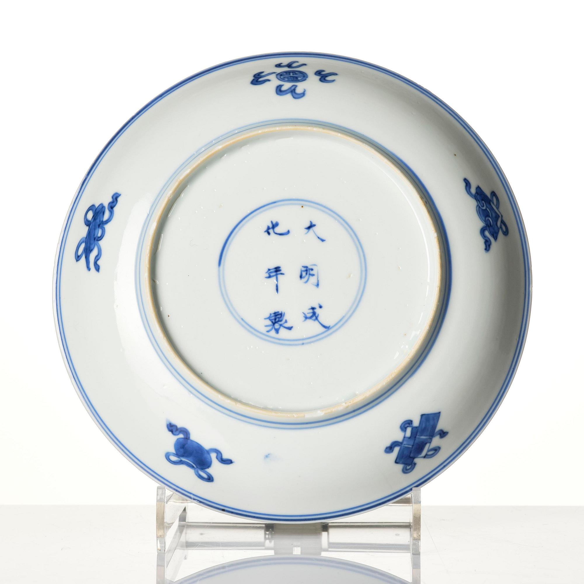 A blue and white dish, Qing dynasty, Kangxi (1662-1722).