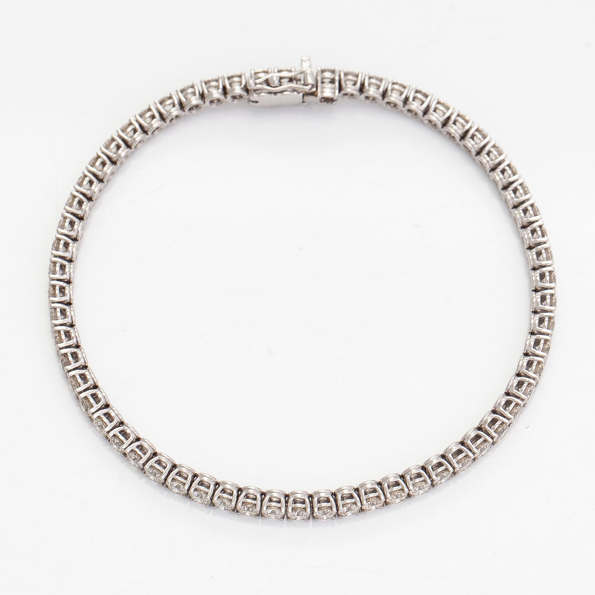 Tennisarmband, 18K vitguld, med briljantslipade diamanter.