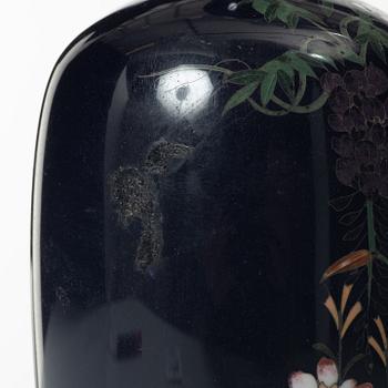 Vaser ett par, cloisonné, Japan, Meiji (1868-1912).