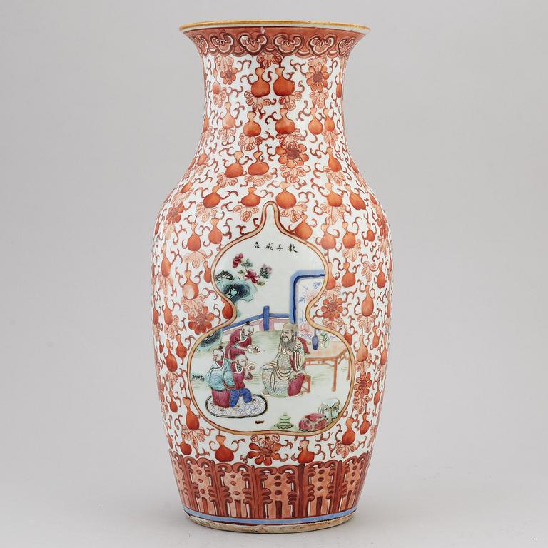 A large famille rose vase, Qing dynasty, late 19th century.