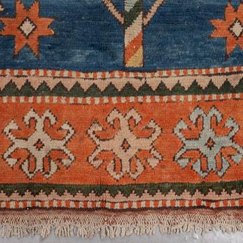 Matto, an Oriental, ca 302-307 x 181,5-194 cm (as well as 1-2 cm flat weave at the ends).