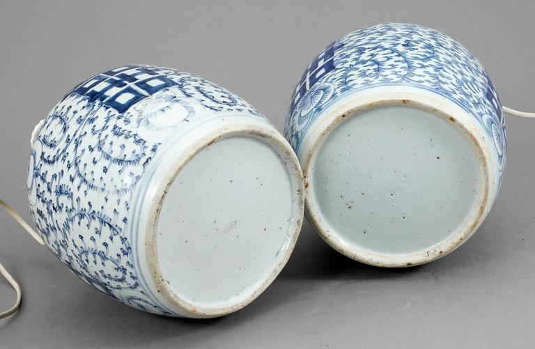 BORDSLAMPA/INGEFÄRSKRUS, ett par snarlika, porslin, Kina, 1900-tal.