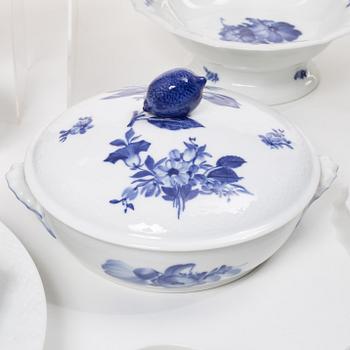 Royal Copenhagen, Dinner service, 77 pieces, Blå blomst.