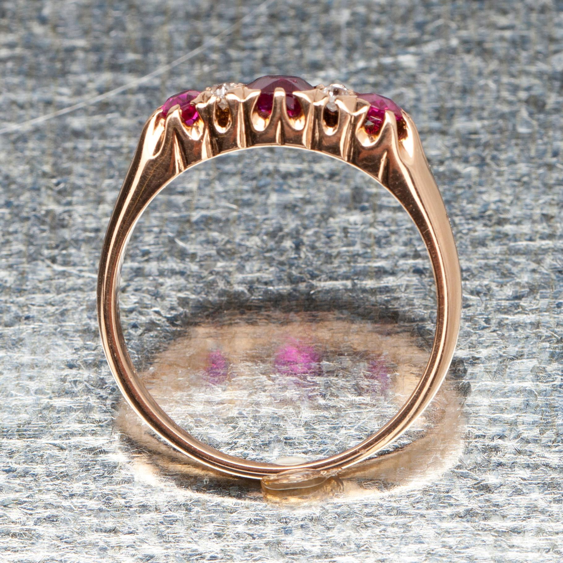 RING, guld 18K med 3 st rubiner tot. ca 0,70 och 4 st gammalslipade diamanter tot 0,08 ct. Vikt 3,4 g.