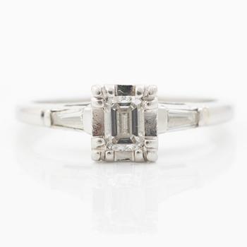 Ring platina med smaragdslipad diamant och modifierade baguetteslipade diamanter.