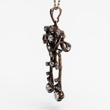 A Belle époque necklace in 13-14K gold, silver and old-cut diamonds ca. 1.50 ct in total. Early 20th century.