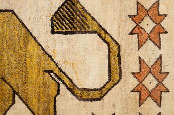 A rug, possibly Shiraz, c. 192 x 104 cm.
