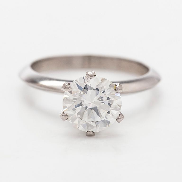 Sormus, platinaa ja briljanttihiottu timantti.