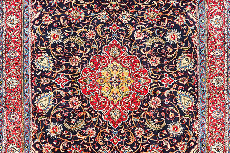 A KAshan carpet, a. 312 x 206 cm.