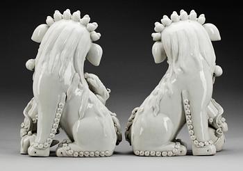 FIGURINER, ett par, blanc de chine. Kina, 1900-tal.