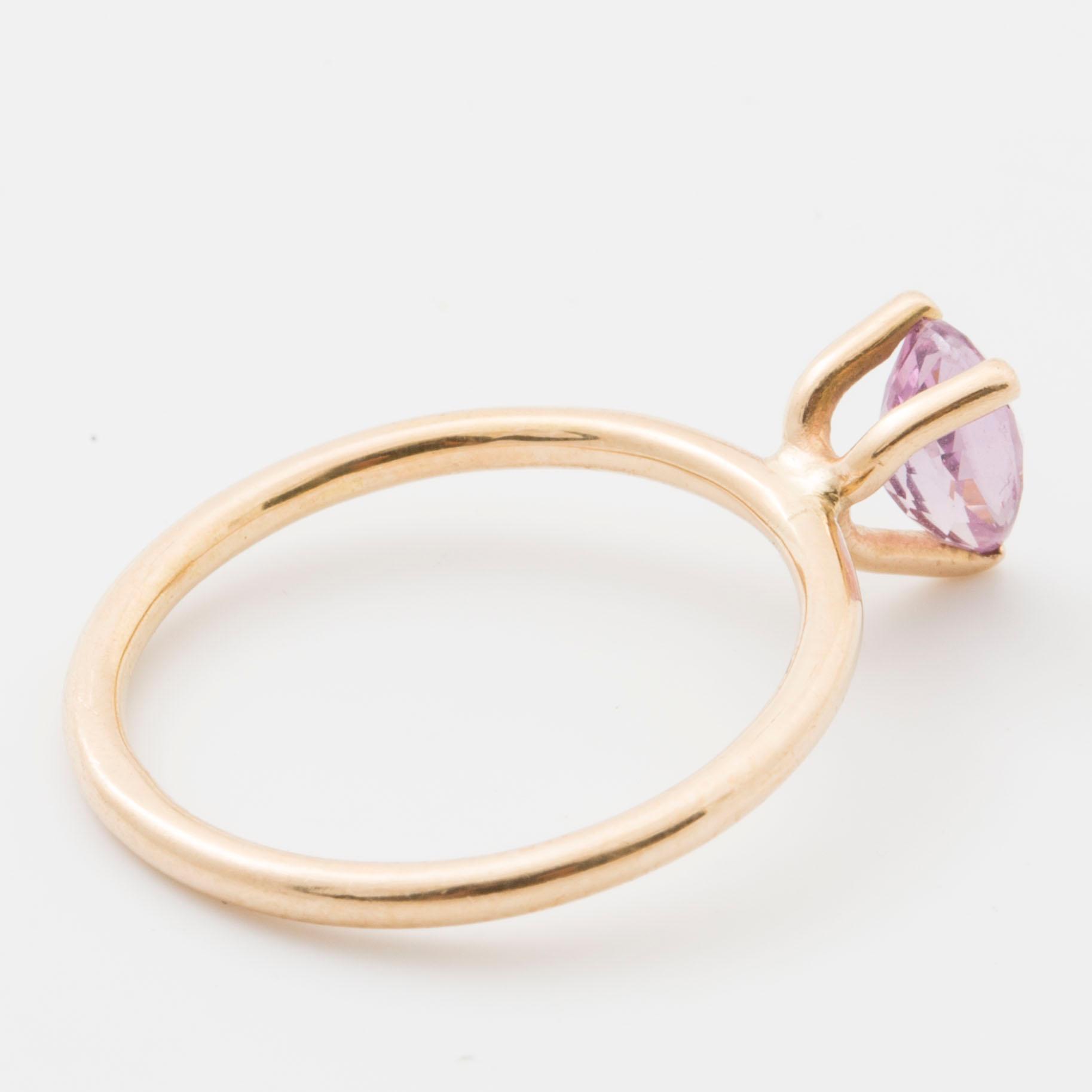 RING, med droppslipad ametist.