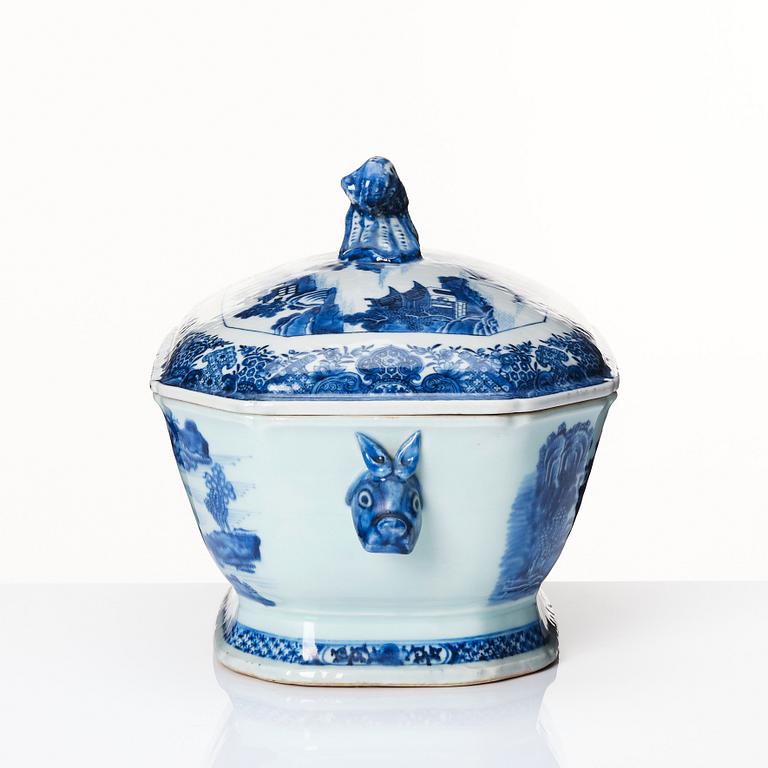 A blue and white tureen with cover, Qing dynasty, Qianlong (1736-95).