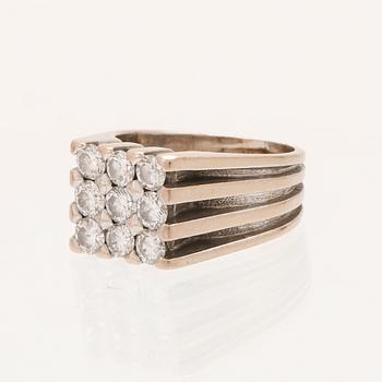 A 21K white gold ring with round briliant cut diamonds.