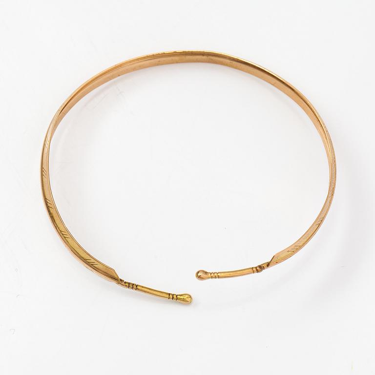 A 14K gold bracelet. Kalevala Koru, Helsinki 1960.