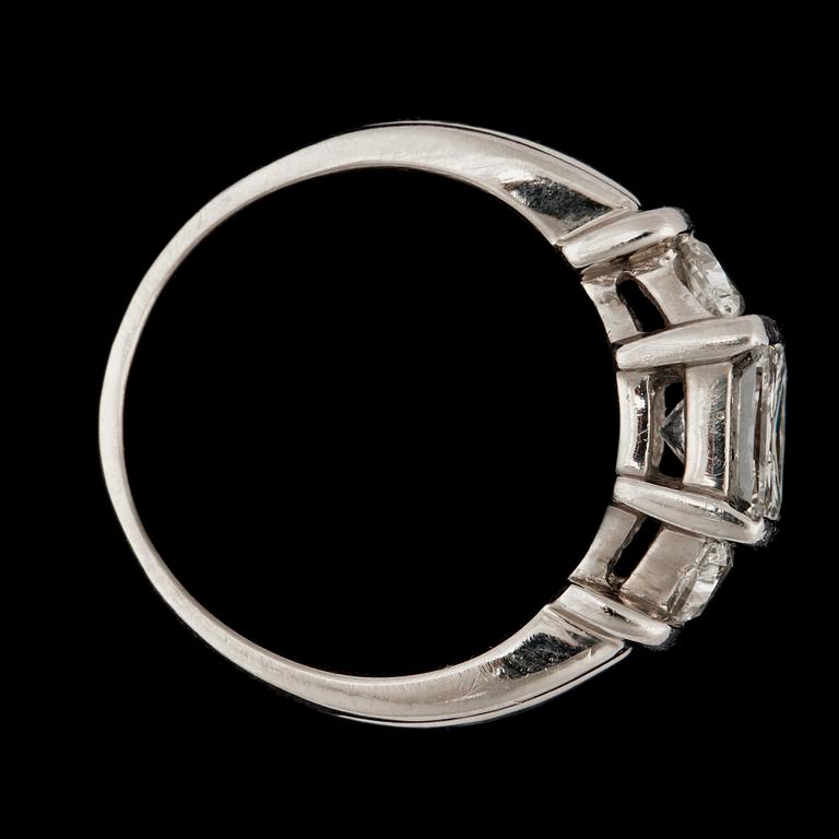 RING, princesslipad diamant, ca 1.10 ct, samt på vardera sida triangulärt slipade diamanter, tot. ca 0.45 ct.