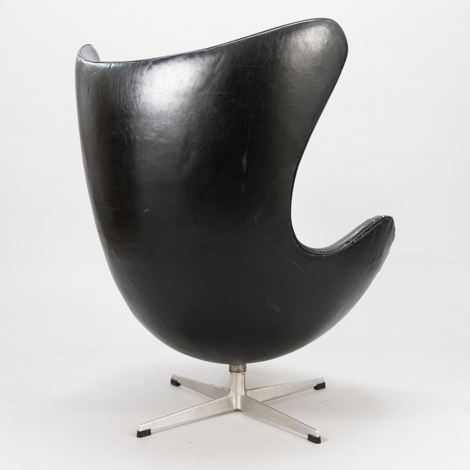 ARNE JACOBSEN, A 1960s arm chair "Egg chair" designed for Fritz Hansen, Denmark.