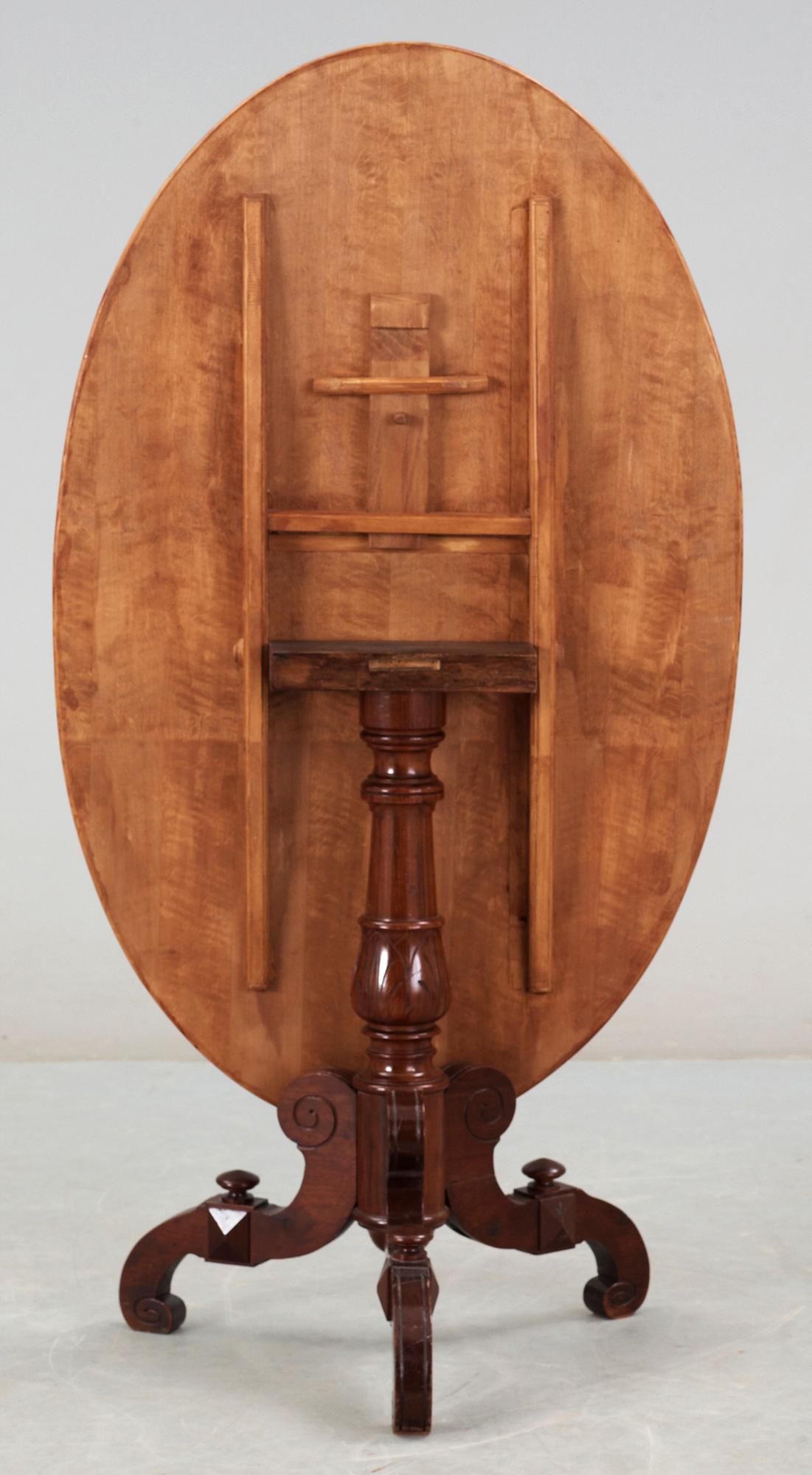 FÄLLBORD, delvis nyrenässans, 1800-talets slut.